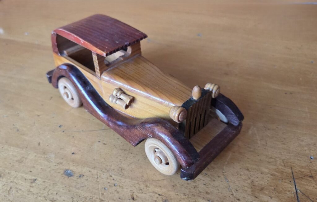 Modellino decorativo di un'auto d'epoca